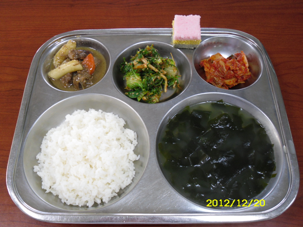 찹쌀밥, 한우미역국,돼지갈비떡찜,애배추냉이무침.배추김치,무지개떡