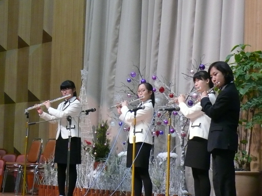 플룻앙상블의 연주하는 모습입니다.
