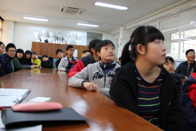 교장 수녀님의 말씀에 경청하는 모습