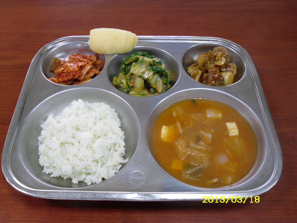 클로렐라쌀밥, 돈육두부김치찌개, 미트볼조림,애배추된장무침,배추김치,사과