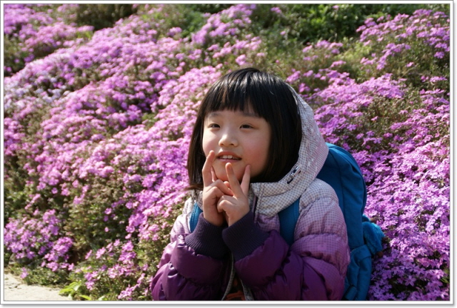 지민이가 꽃잔디앞에서 찍었어요