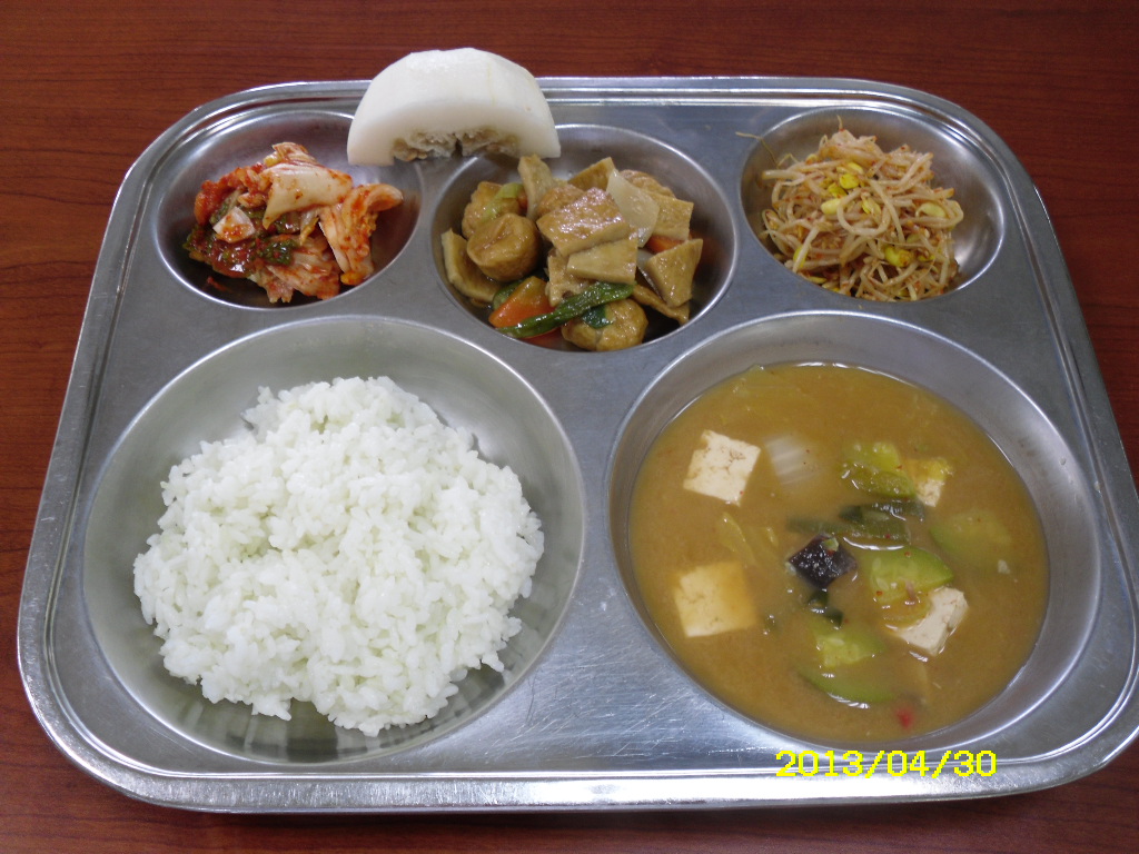 클로렐라쌀밥,청국장찌개,꽈리고추어묵조림,콩나물무침.배추김치,참외