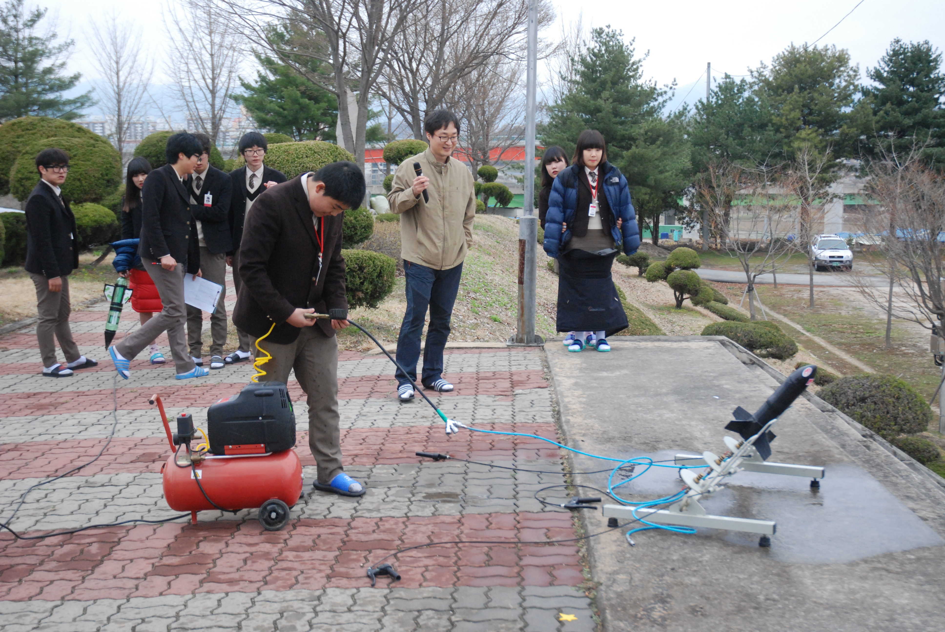 물로켓을 쏘기 전에 1학년 산업2반 김덕영 학생이 쏘기전  물로켓안의 공기 압력을 조절하고 있습니다.^^