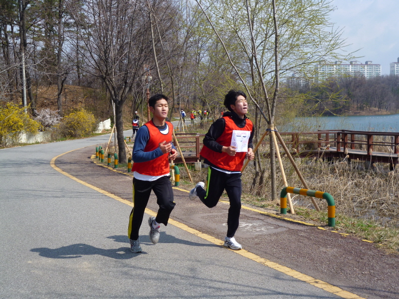 남학생 선두의 역주