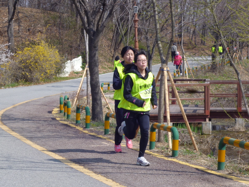 여학생 선두의 역주