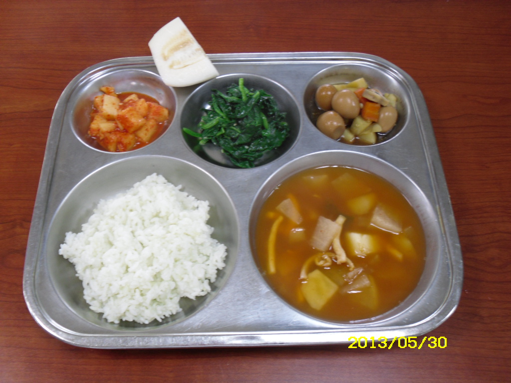 클로렐라쌀밥,오징어찌개,메추리알양송이조림,시금치나물,깍두기,참외