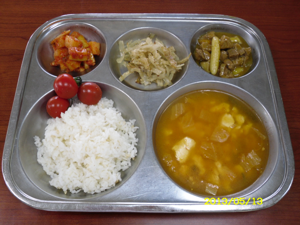 현미찹쌀밥,순두부찌개,떡사태찜,명엽채볶음,깍두기,친환경방울토마토