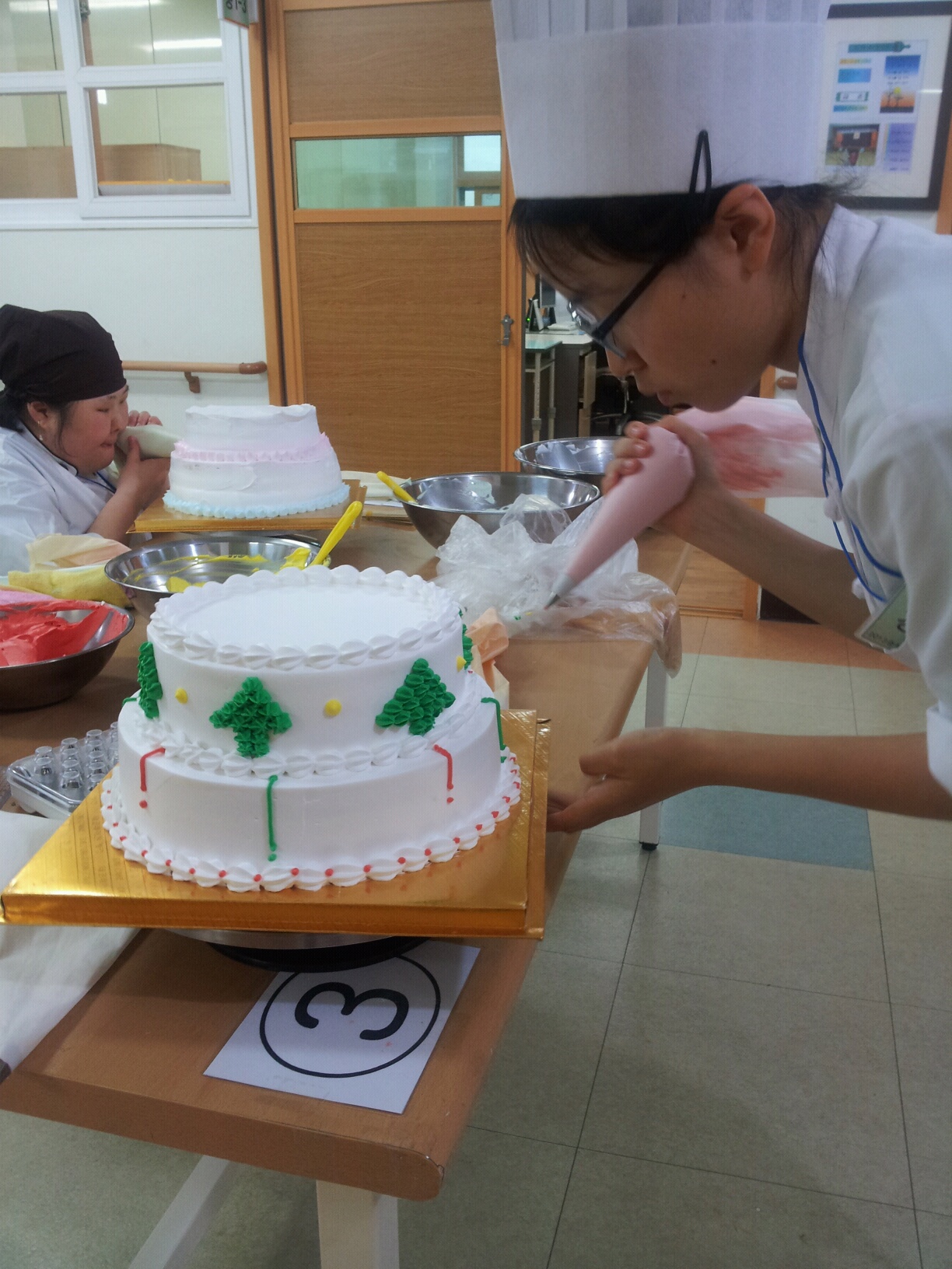 제과제빵 과제 수행중인 강수경학생의 모습니다.