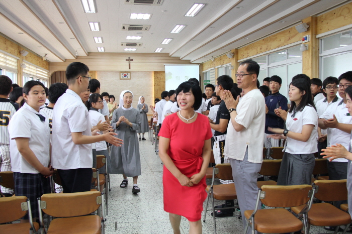 행사를 마치고 박수를 받으며 퇴장