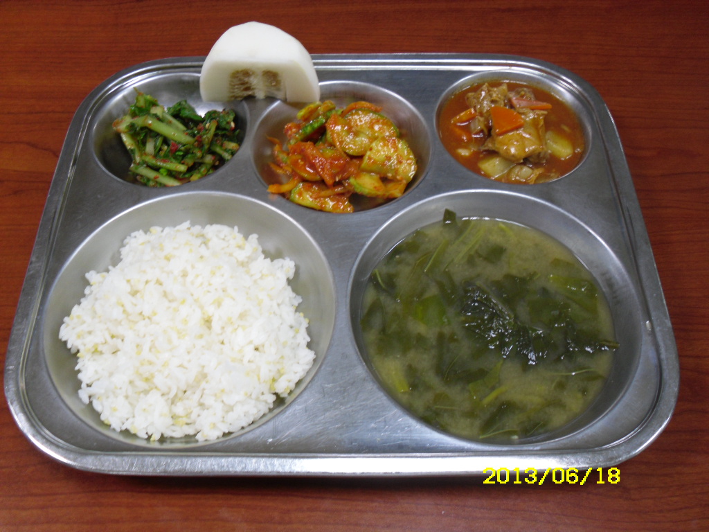 기장밥,아욱된장국,바베큐맛닭볶음,도라지오이무침,열무김치,참외