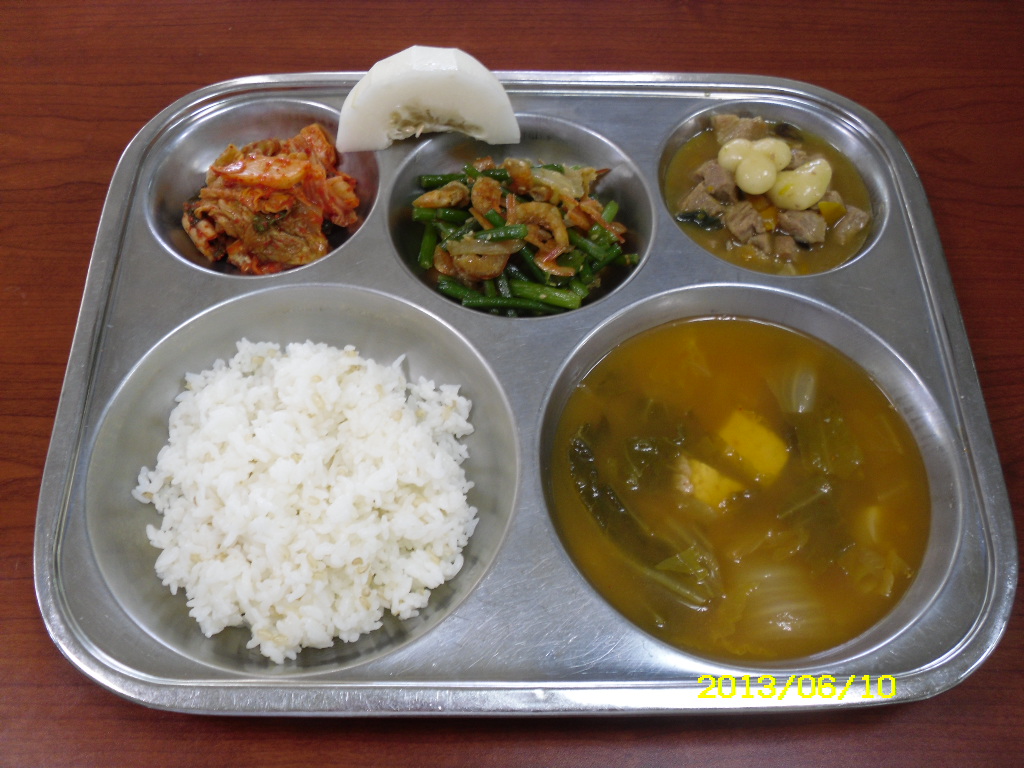 발아현미밥,돼지고기두부김치찌개,떡사태찜,마늘쫑볶음,배추김치,참외