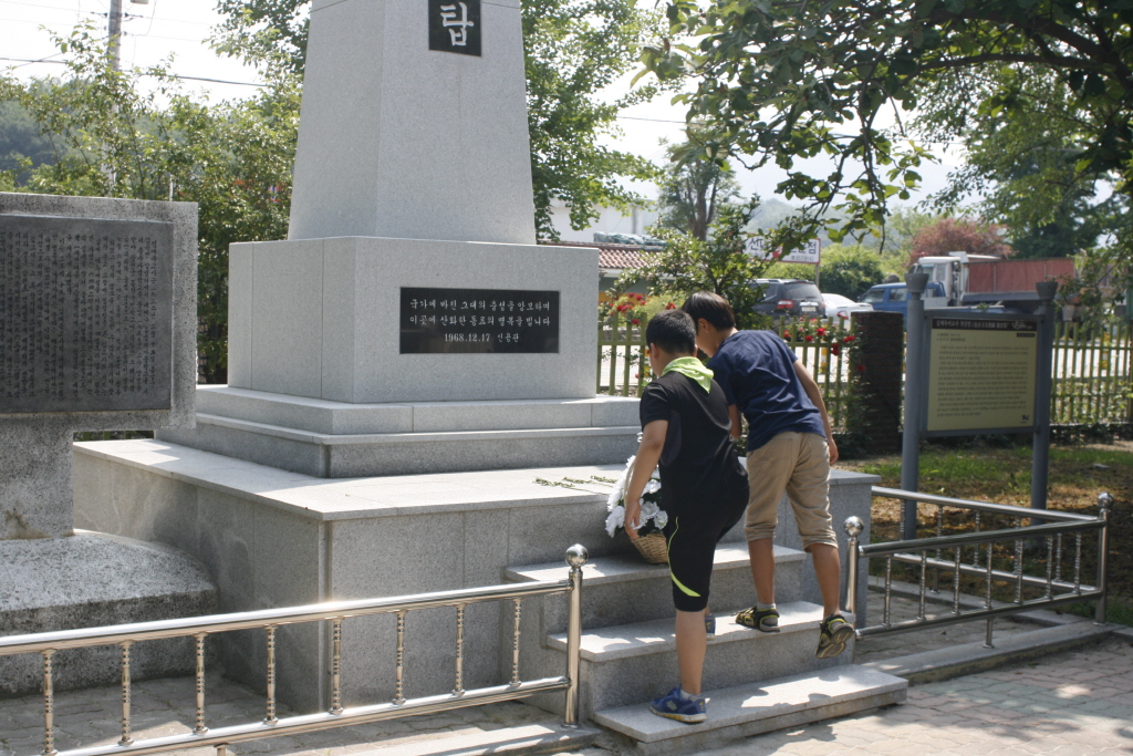 김재옥교사기념탑 헌화