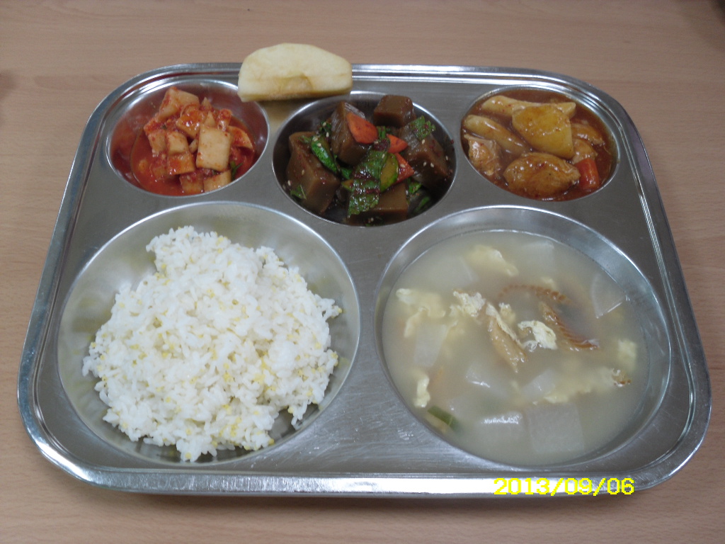 기장밥,맑은북어계란국,바베큐맛닭볶음,도토리묵무침,깍두기,사과