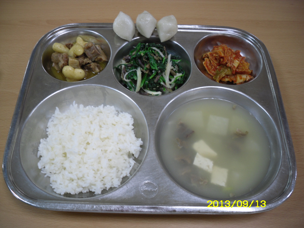 찹쌀밥,한우무국,돼지갈비떡찜,삼색나물,배추김치,송편