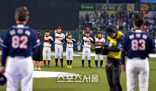 한국시리즈 수화 애국가 제창 모습