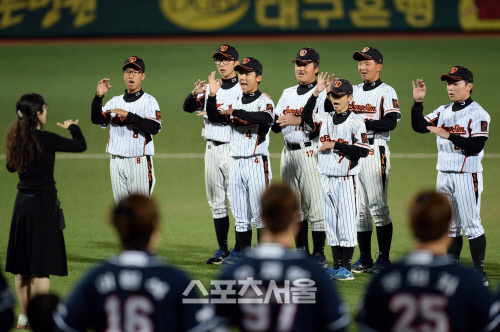 한국시리즈 수화 애국가 제창 모습