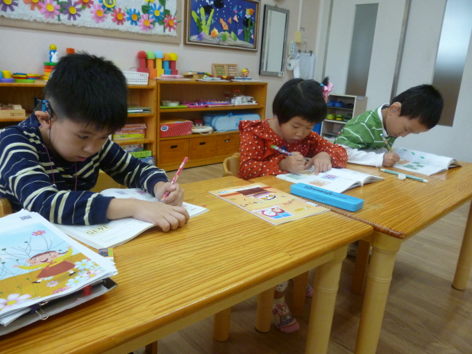 성훈이, 은희, 민규가 열심히 수학공부를 해요