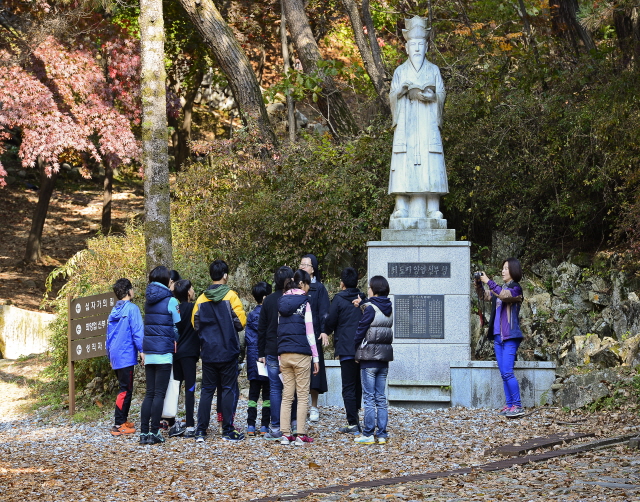 최양업신부님 동상 앞에서