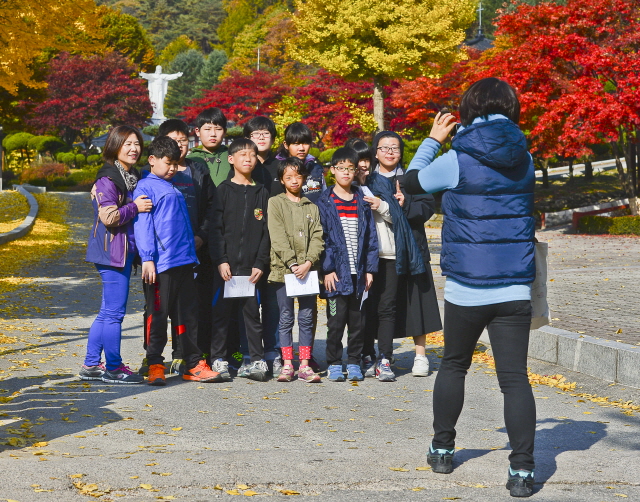 단풍나무 아래에서 단체사진