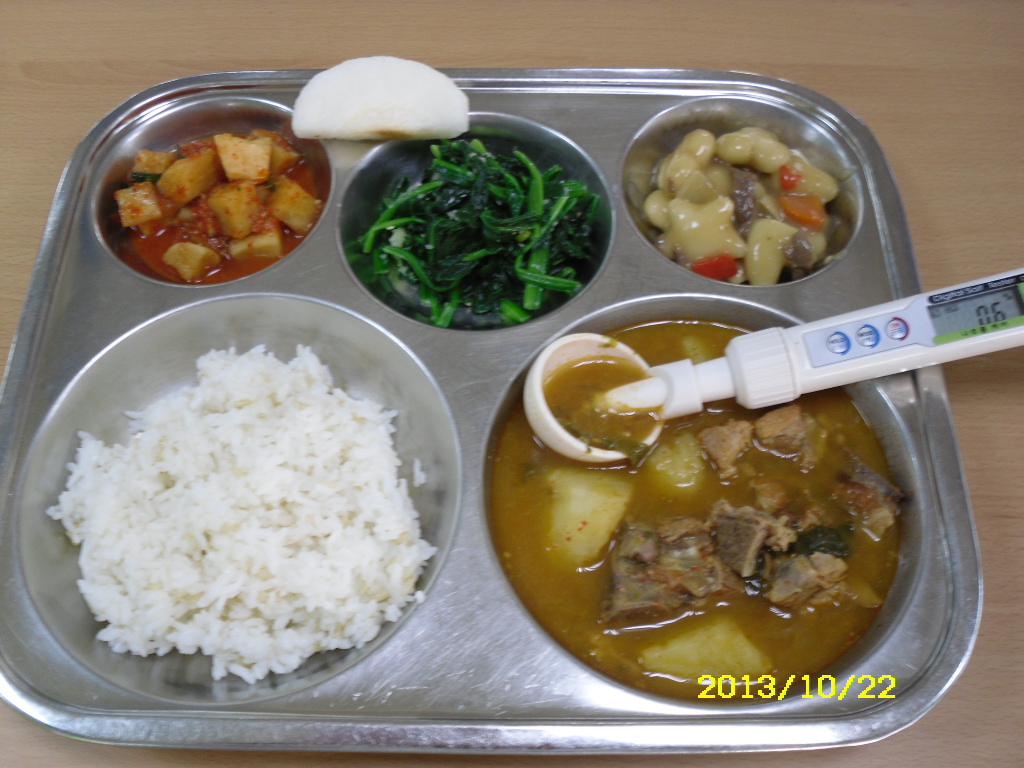 현미찹쌀밥,국내산돼지등뼈감자탕,궁중떡볶이,시금치나물,깍두기,배