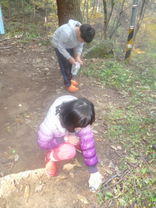 초등학교 1,2학년 친구들이 쓰레기줍기봉사활동을 하고 있어요.