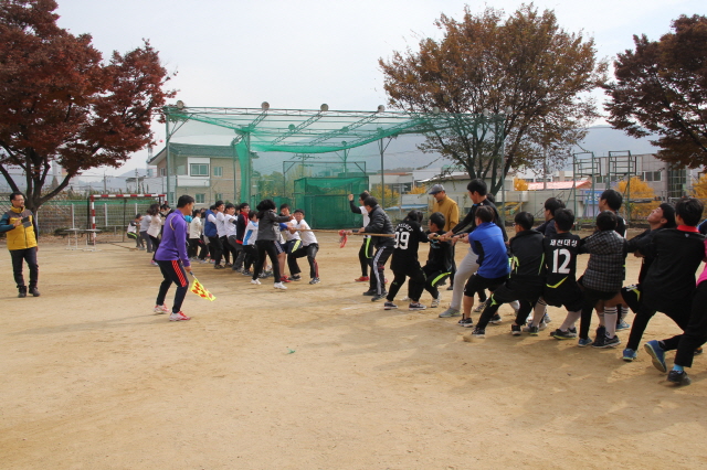 흑팀과 백팀 단체 줄다리기 경기