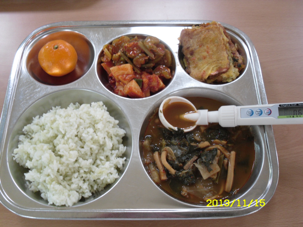 클로렐라쌀밥,짬뽕국,햄전,마늘쫑오이지무침,총각김치,귤