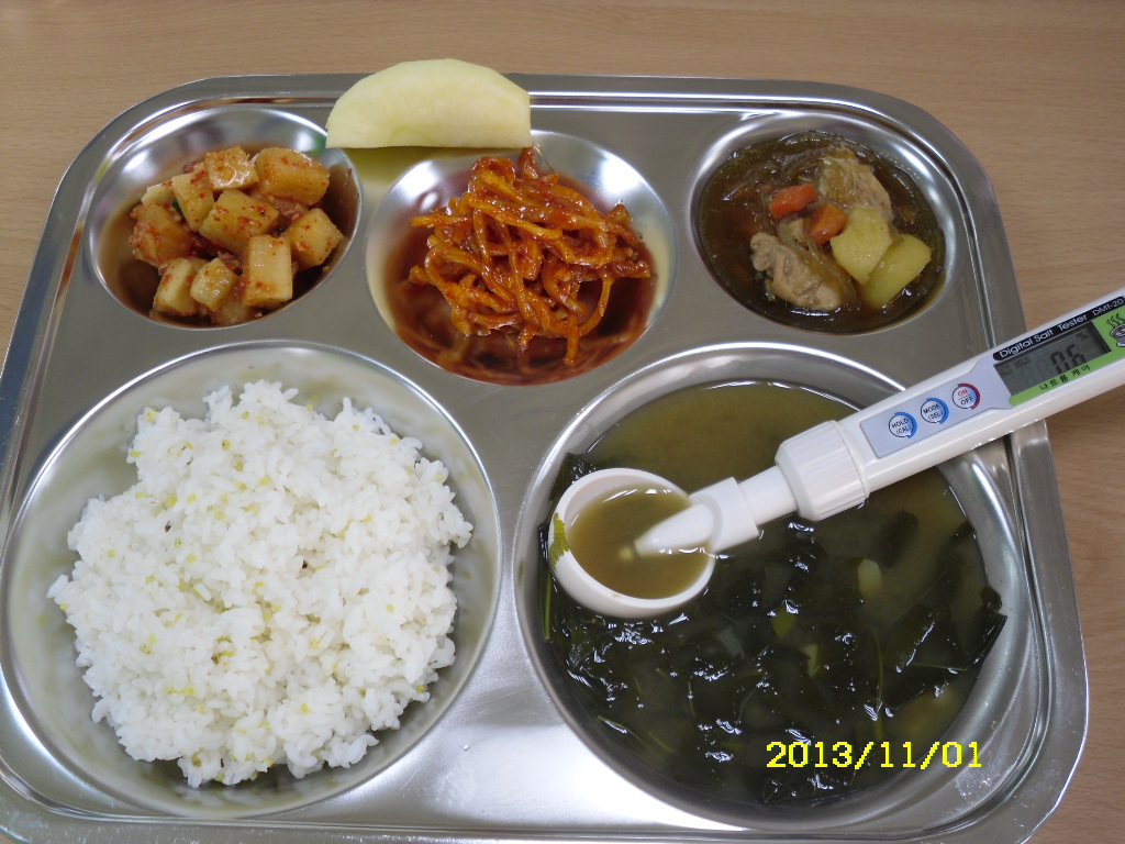 기장밥,보리새우아욱국,안동찜닭,진미채무침,배추김치,사과