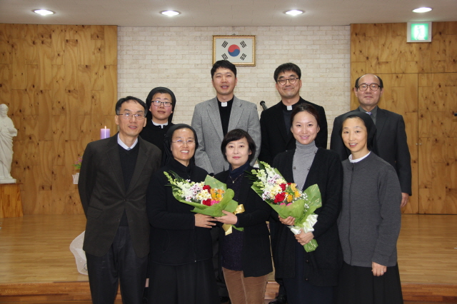 근속 20주년 맞이하는 선생님들과 교장수녀님 신부님들 단체 사진