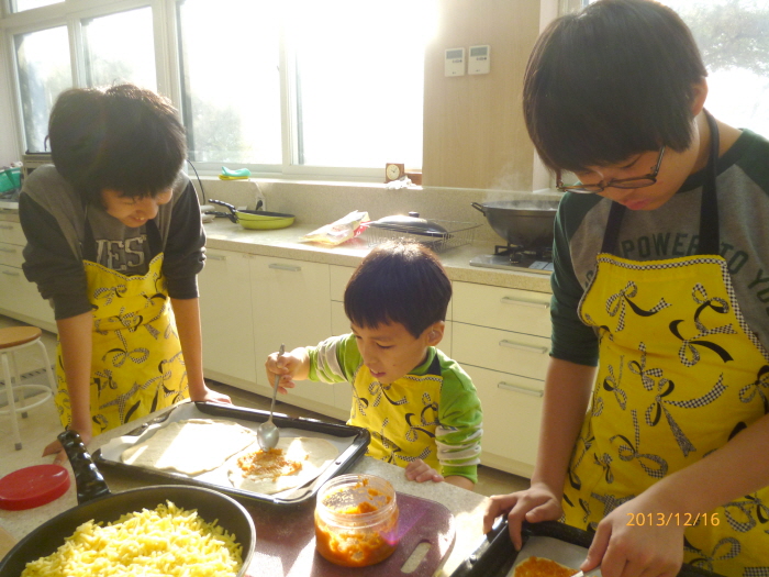 반죽위에 토마토 소스 바르기