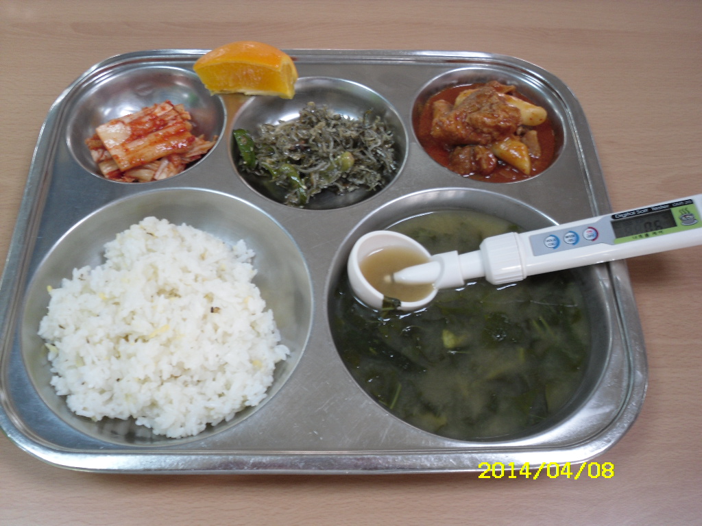 친환경녹두밥,아욱된장국,매운돼지갈비찜,멸치꽈리고추조림,배추김치,오렌지