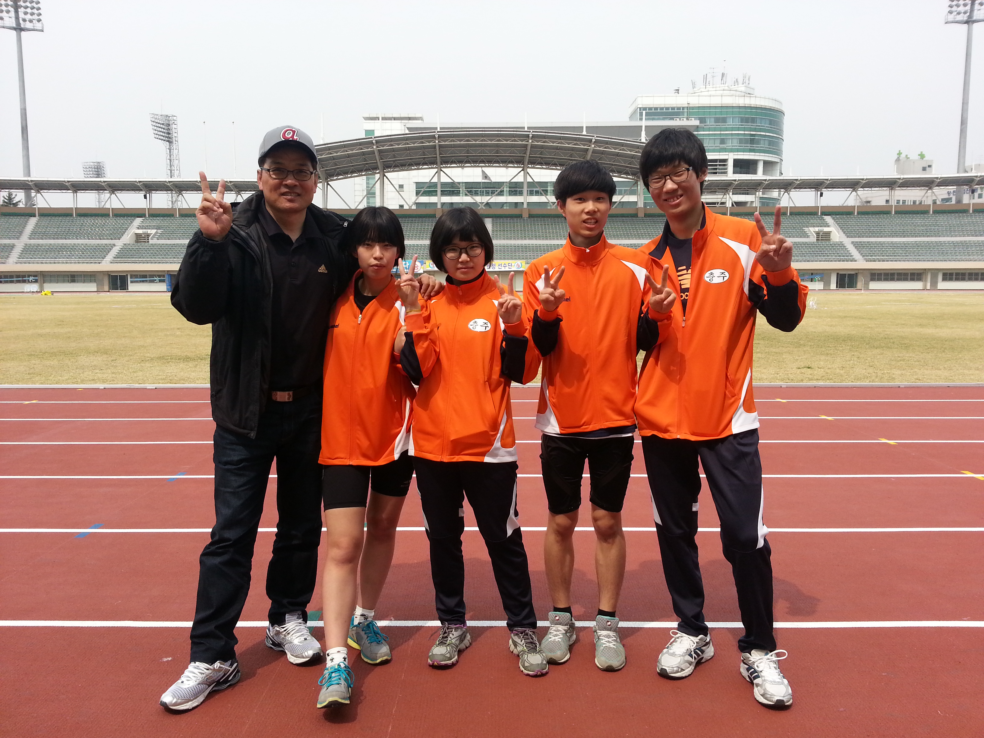 1. 트랙 위의 2학년 : 이연태선생님, 김민경, 김규리, 김현(고2-2), 이용철