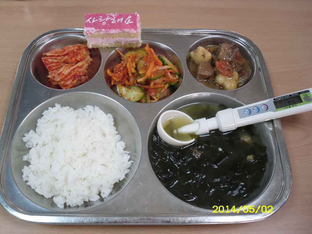 친환경찹쌀밥,한우미역국,돼지갈비찜,도라지오이무침,배추김치,조각케익