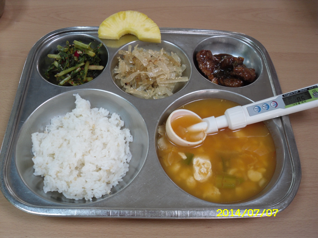 친환경발아현미밥,순두부찌개,떡갈비/소스.,명엽채볶음, 열무김치,파인애플