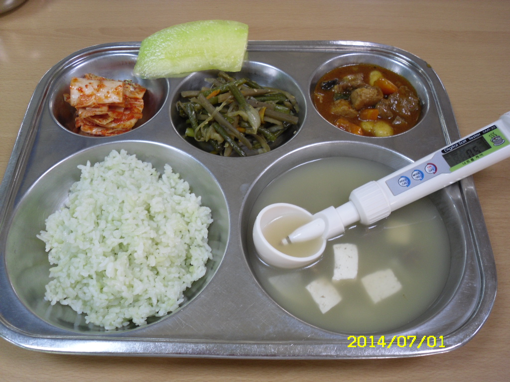 클로렐라쌀밥,한우무국,매운돼지갈비떡찜,마늘쫑우엉채볶음,배추김치,멜론