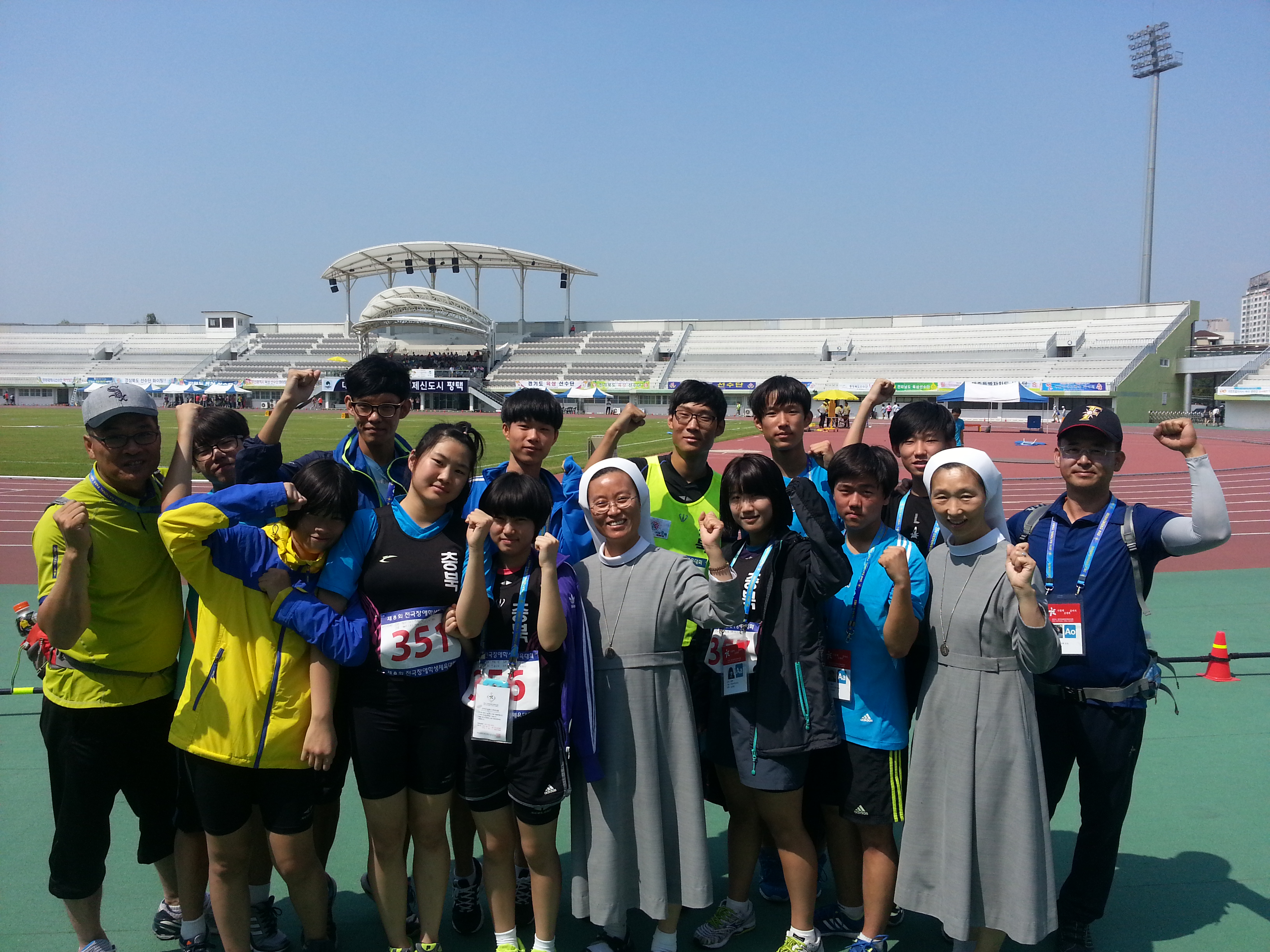 충주성심학교 육상부 11명 교장, 행정실장  지도교사단체사진