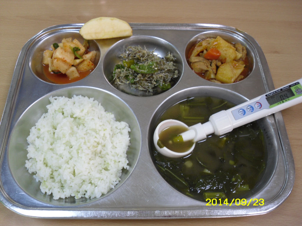 클로렐라쌀밥,아욱된장국,감자닭조림,멸치꽈리고추조림,깍두기,사과