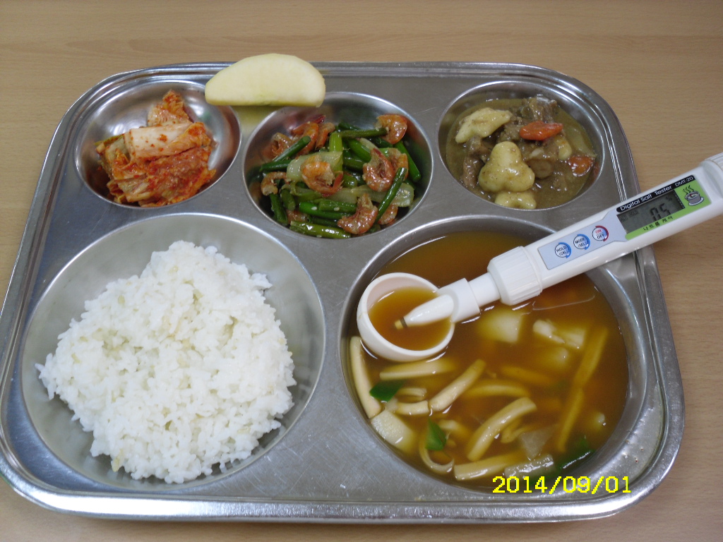 친환경현미찹쌀밥,오징어찌개,돼지갈비떡찜,마늘쫑건새우볶음,배추김치,사과