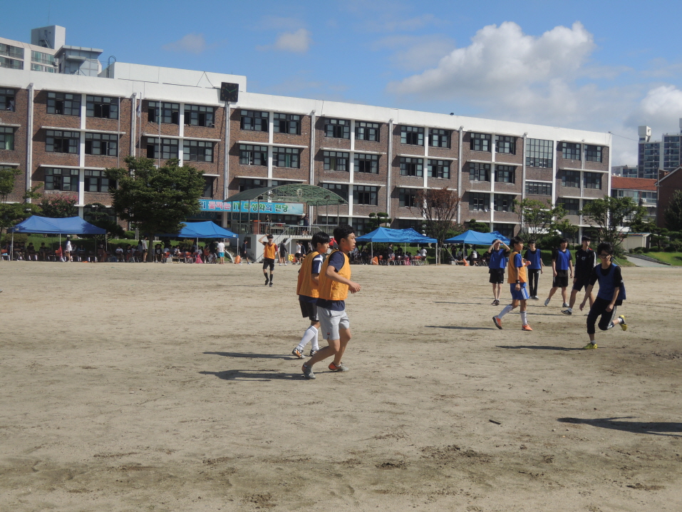 오늘 2학년 축구경기도 너무나도 멋있었습니다! 반 친구들의 응원에 힘입어 더욱 열심히 경기하는 모습입니다.