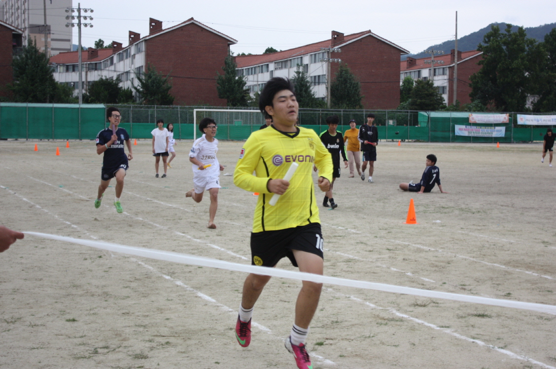 체육대회의 대표적인 종목인 달리기! 계주! 1등을 위해 열심히 달리고 있는 모습입니다~^^