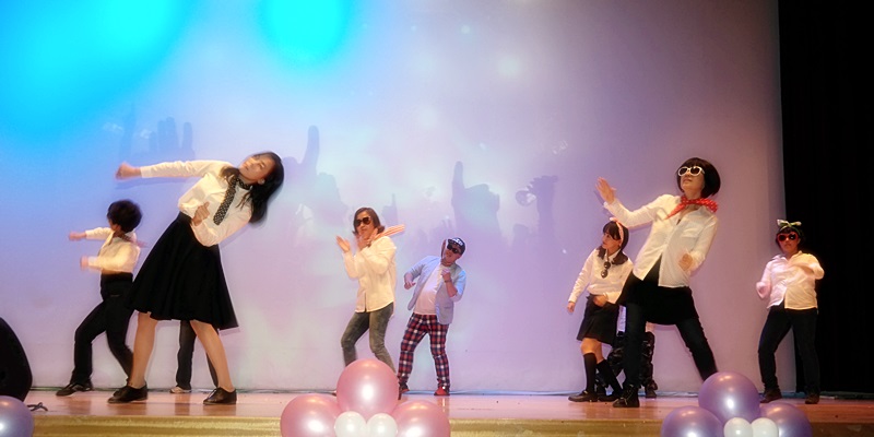 중·고등부 뮤지컬 중 본교 선생님들의 댄스 공연