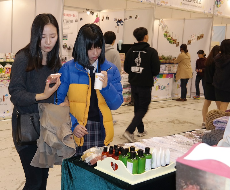 백장미 선생님과 다른 학교 부스를 견학하는 김민경 학생