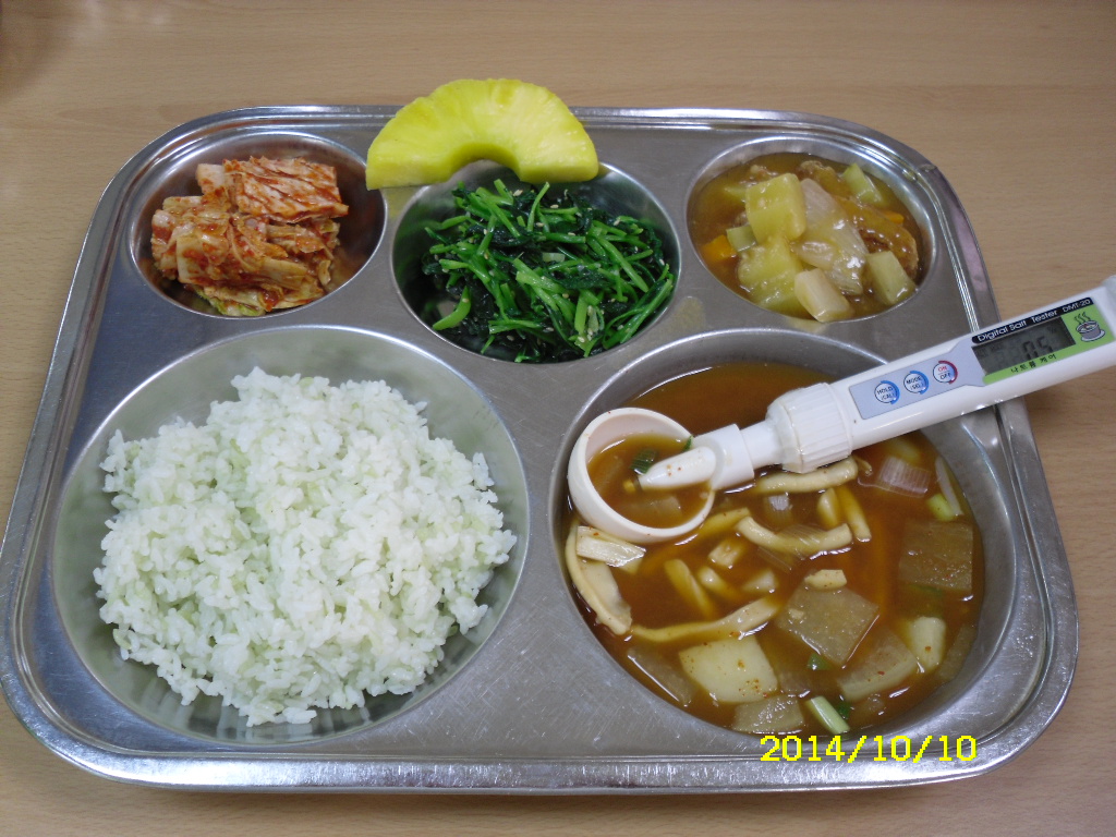 클로렐라쌀밥,오징어찌개,후르츠탕수육,참나물무침,배추김치,파인애플