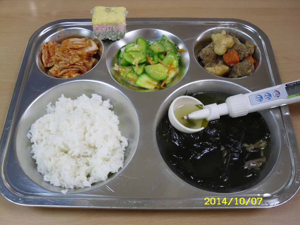 친환경찹쌀밥,한우미역국.돼지갈비떡찜,애호박새우젓볶음,배추김치,무지개떡