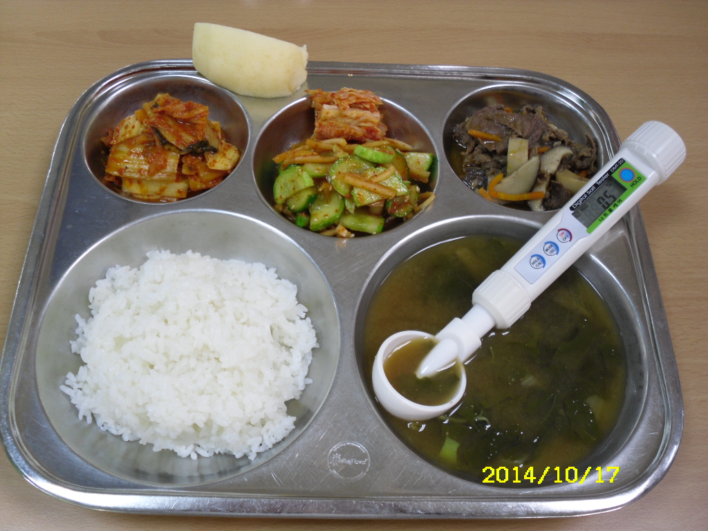 친환경찹쌀밥,근대된장국,쇠고기버섯불고기,도라지오이무침,배추김치,사과