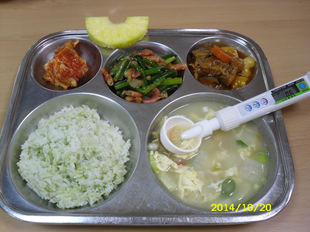 클로렐라쌀밥,맑은북어계란국,매운돼지갈비찜,마늘쫑볶음,배추김치,파인애플(생과)