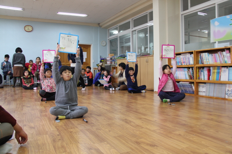 화이트보드에 답을 써서 번쩍 들어요.