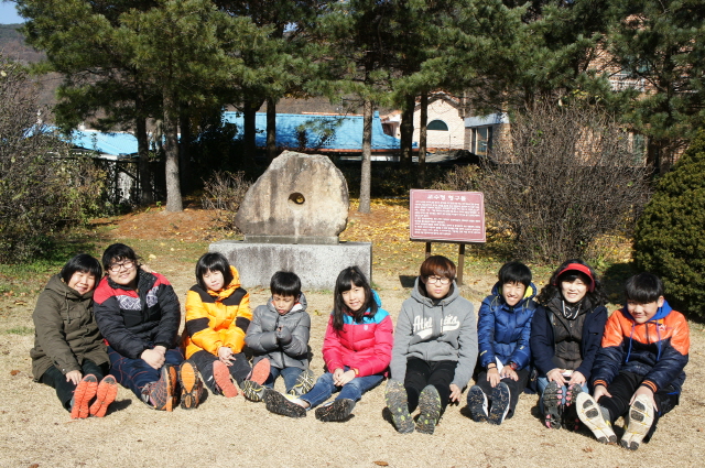 형구돌 앞에서 단체사진