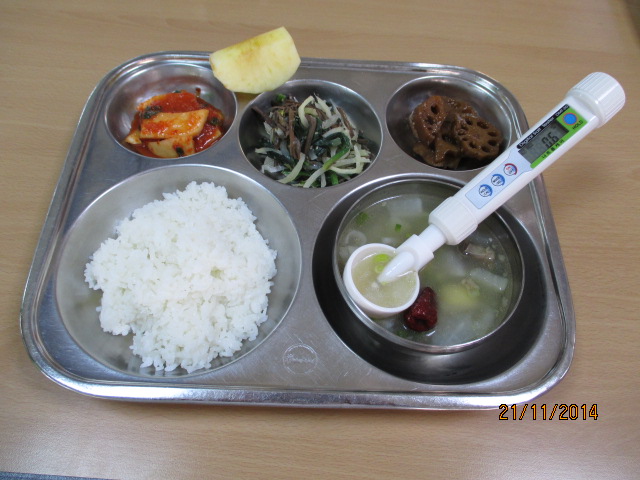 친환경기장밥,한방갈비탕,연근조림,삼색나물무침,총각김치,사과