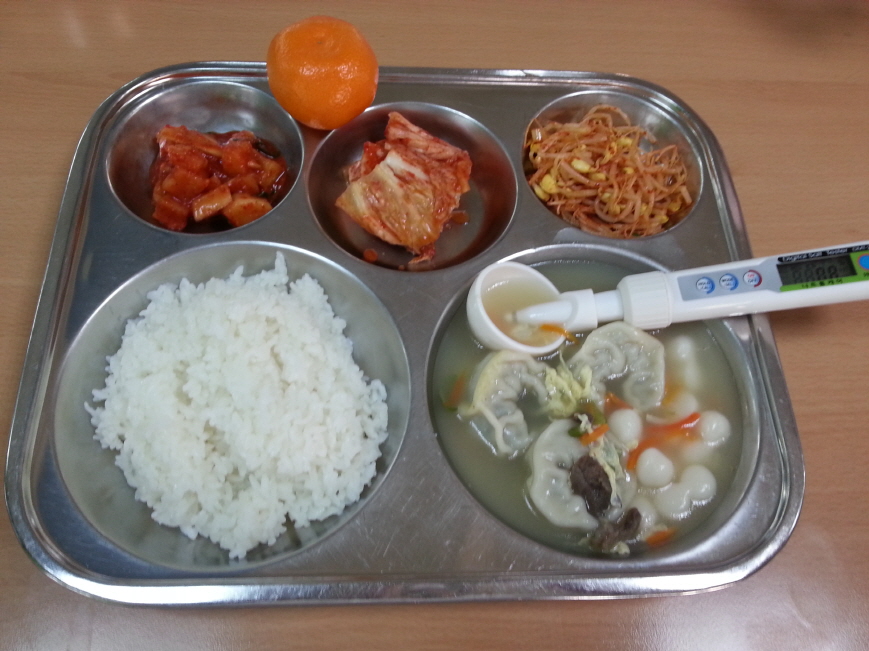 친환경찹쌀밥,조랑이떡만두국,콩나물무침,배추김치,귤